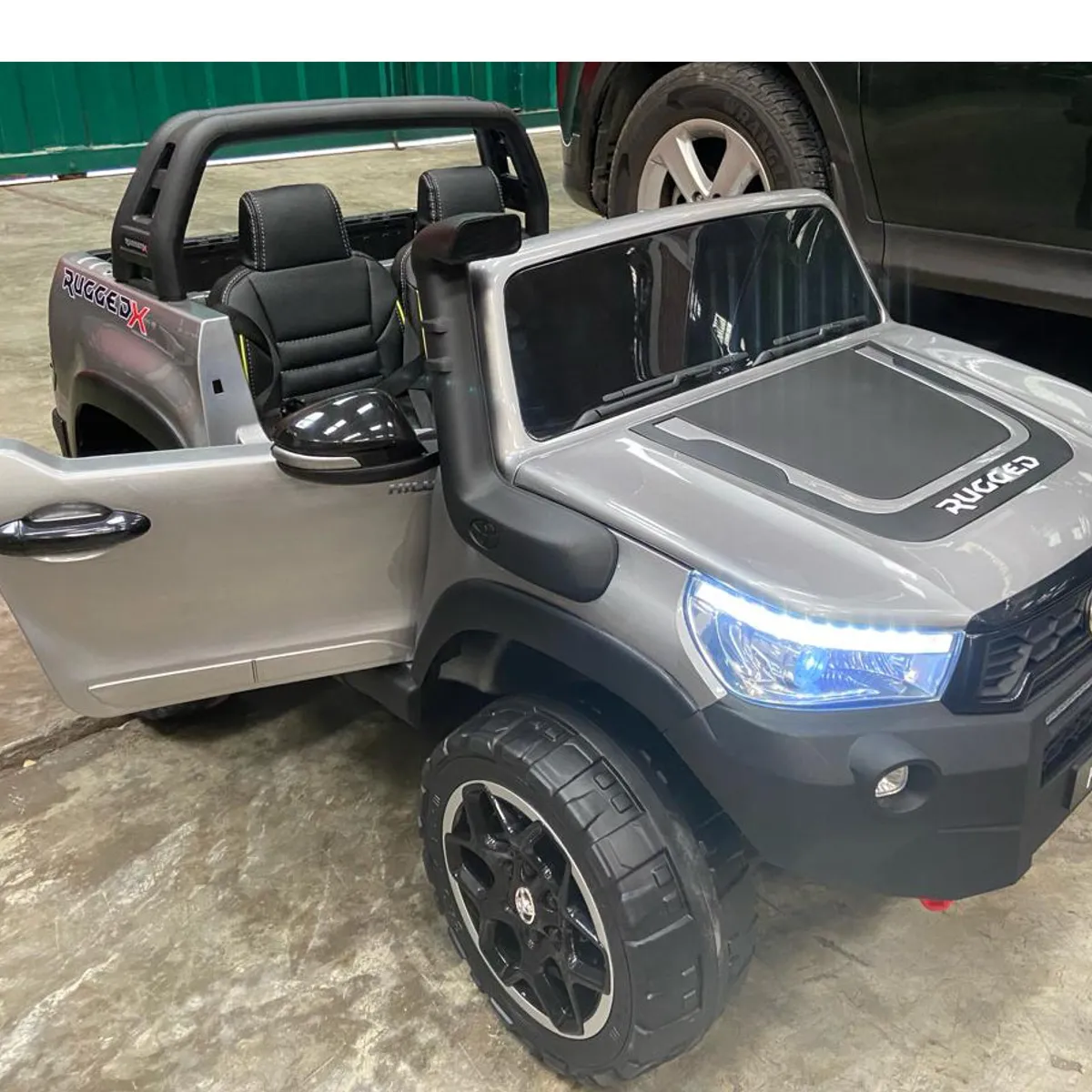 TOYOTA - Carro a Batería Toyota Hilux Rugged Todo Terreno Para Niños