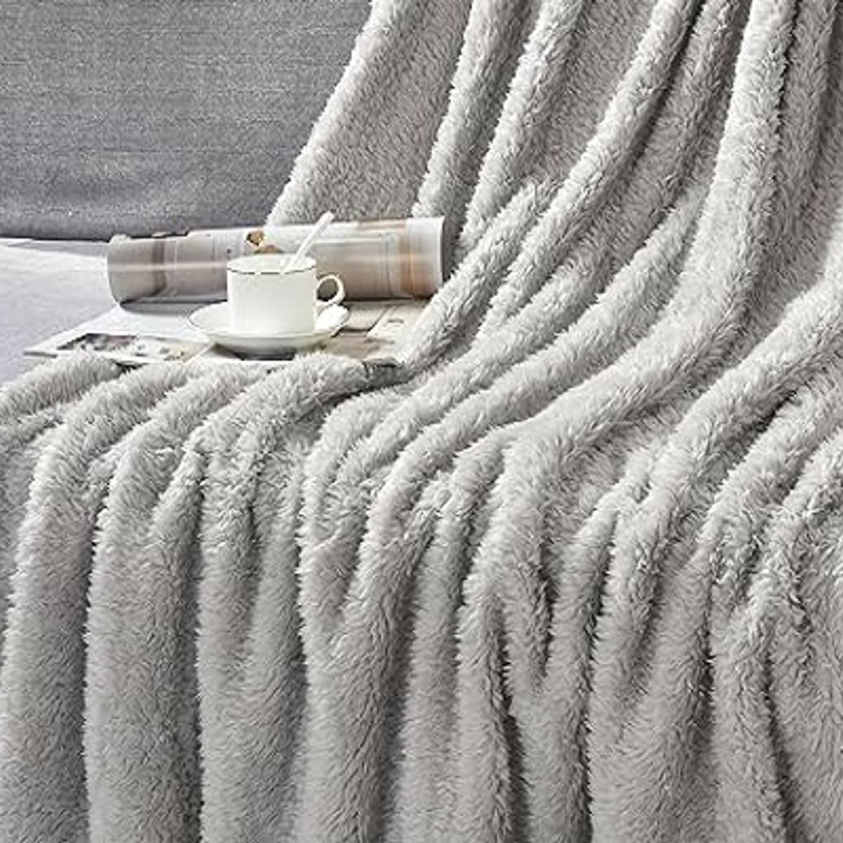 GENERICO - COLCHA Y DOS FUNDAS DE ALMOHADAS 2 PLAZAS DE PELUCHE PELO CORTO PLOMO