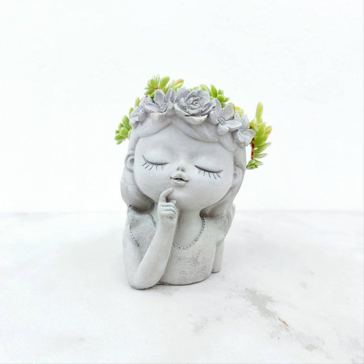 CONKRETE - Maceta de Cemento Valentina Soñadora + Planta Suculenta aleatoria