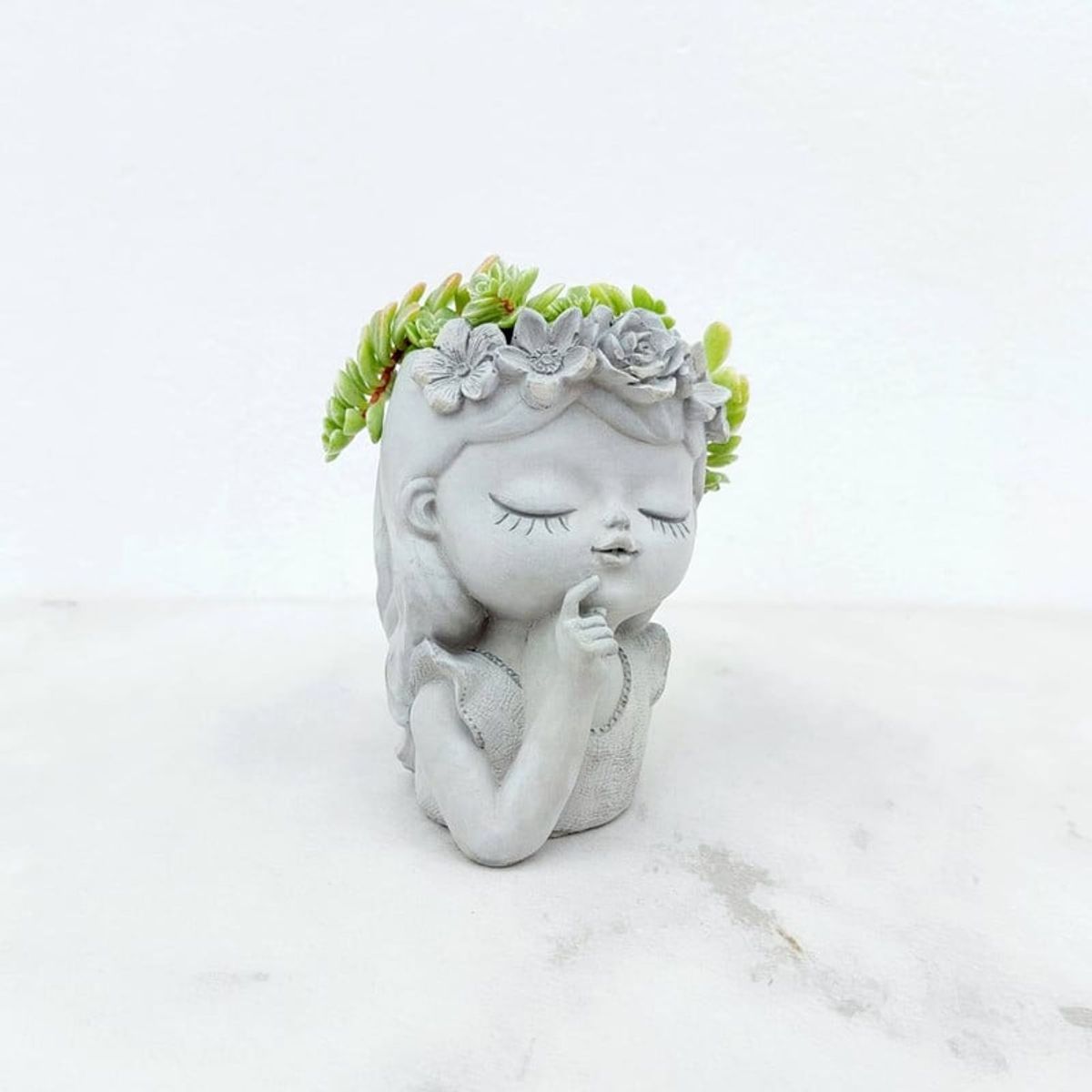 CONKRETE - Maceta de Cemento Valentina Soñadora + Planta Suculenta aleatoria