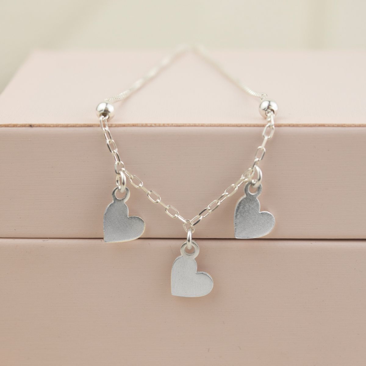 CLEO JOYAS & ACCESORIOS - Pulsera Corazones Plata