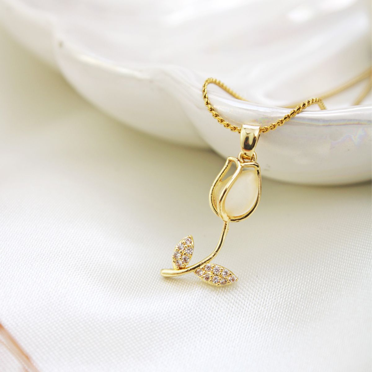 CLEO JOYAS & ACCESORIOS - Collar Tulipan Baño de Oro