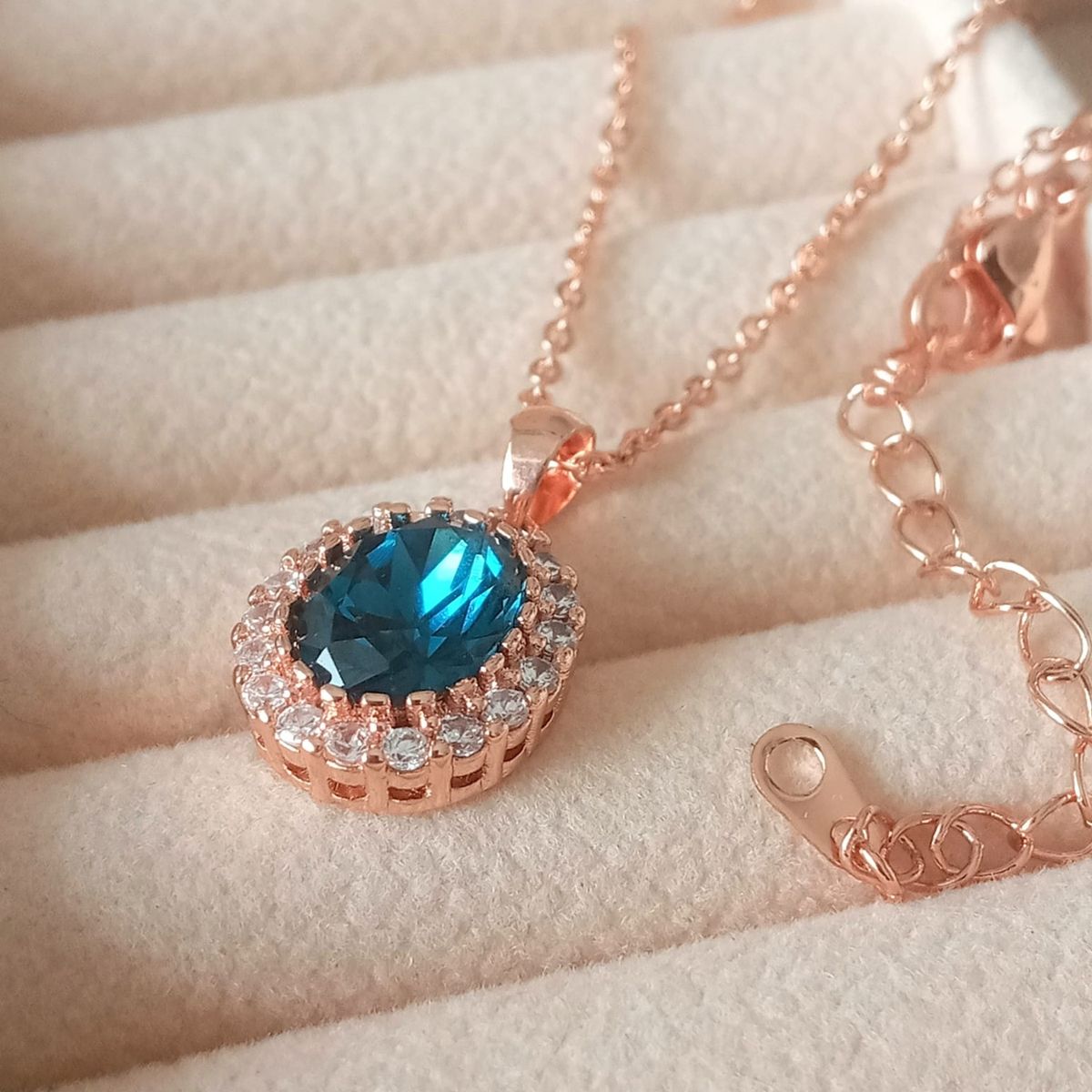 LUCYANA JOYAS Y ACCESORIOS - Collar Mujer con Cristal Azul Bañado en Oro Rosa 18K - Joyas Lucyana