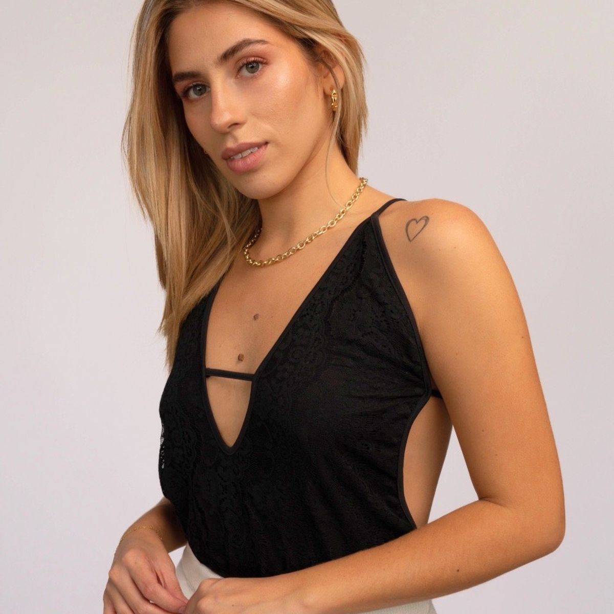 AMA OUTFITTERS - BODY MILAN DE ENCAJE CON TIRAS