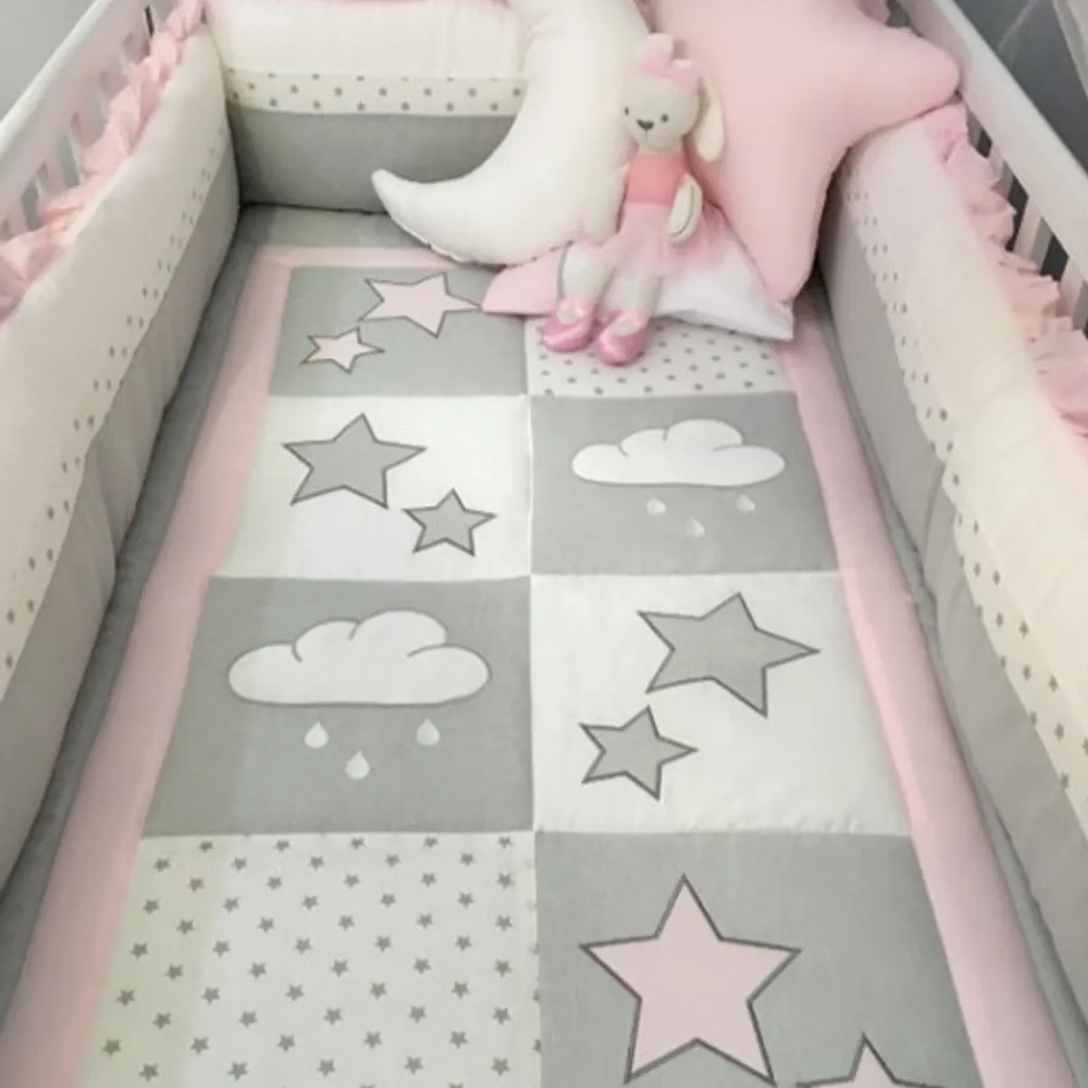 GENERICO - Set De Cuna  -  Diseño Nubes y estrellitas bordado - Rosado