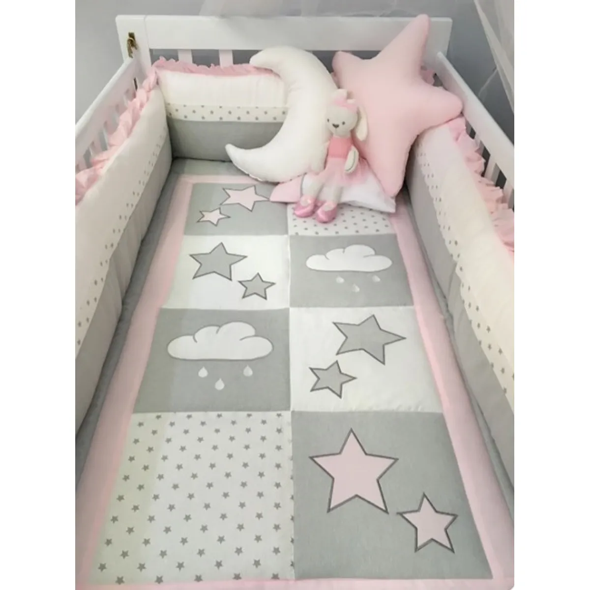 GENERICO - Set De Cuna  -  Diseño Nubes y estrellitas bordado - Rosado