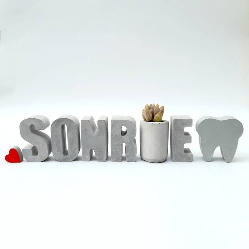 CONKRETE - Set de letras decorativas SONRÍE mayúsculas + Planta Suculenta