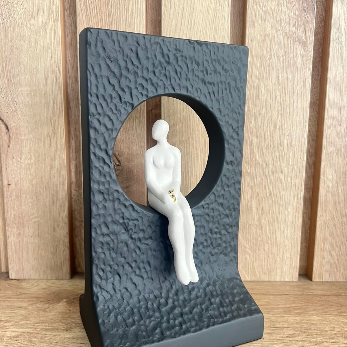 MAP DESIGN HOME - Adorno Mujer en Calma 22x16x25 cm