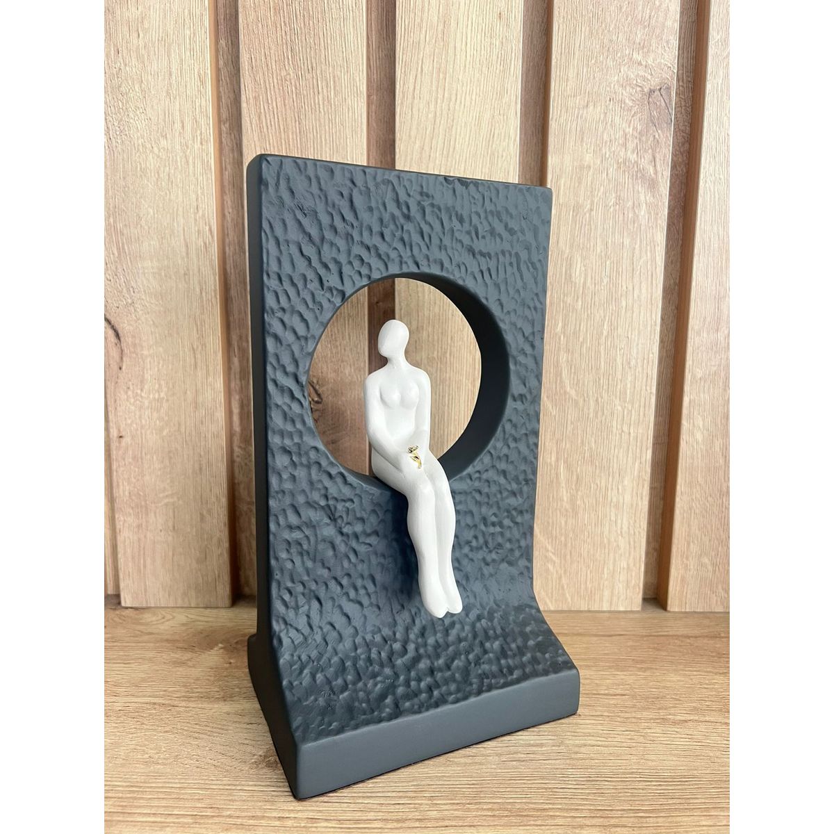 MAP DESIGN HOME - Adorno Mujer en Calma 22x16x25 cm