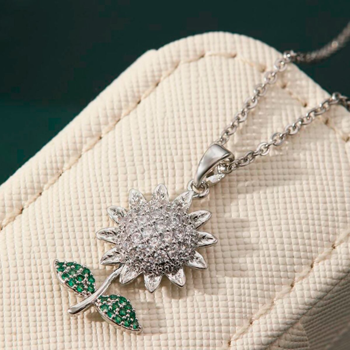 GENERICO - Collar Giratorio antiestres de acero modelo girasol para Mujer