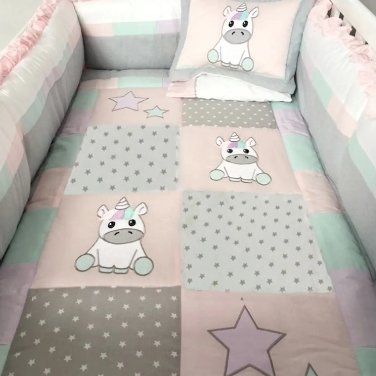 GENERICO - Set De Cuna  -  Diseño Bordado Unicornio bebe y estrellitas