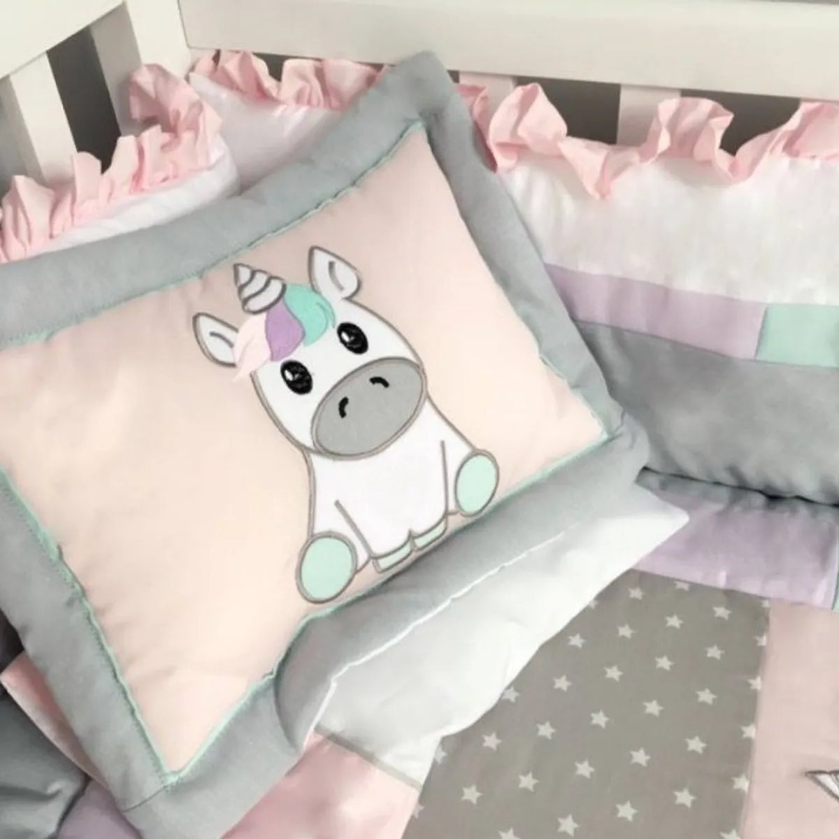 GENERICO - Set De Cuna  -  Diseño Bordado Unicornio bebe y estrellitas