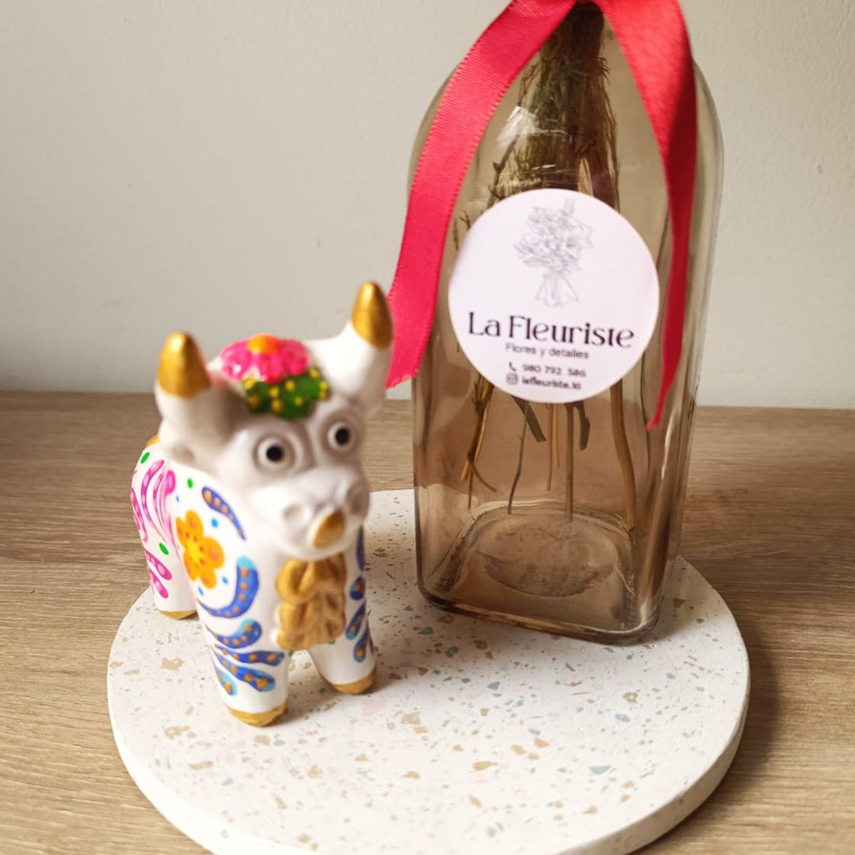 GENERICO - Pack Día de la Madre para Regalar Bandeja + Arreglo Floral y Torito Pucará