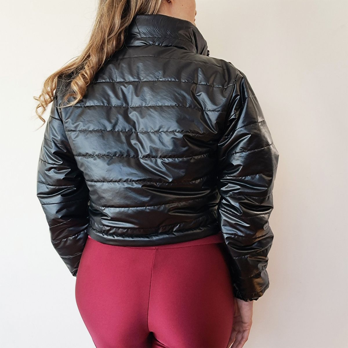 KINETIX - Casaca Kinetix Crop Puffer Negra Mujer