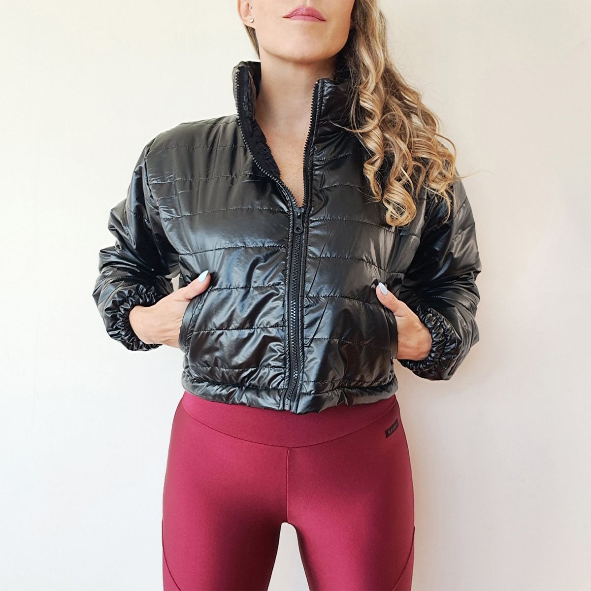 KINETIX - Casaca Kinetix Crop Puffer Negra Mujer