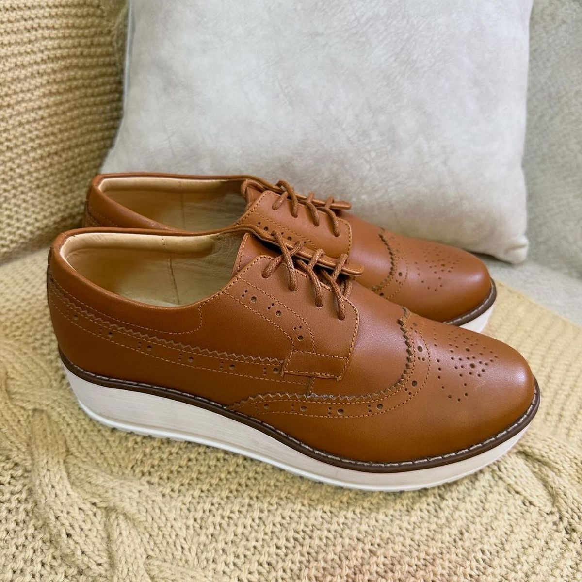 GENERICO - ZAPATOS MUJER OXFORD - CAMEL PLATAFORMA_.