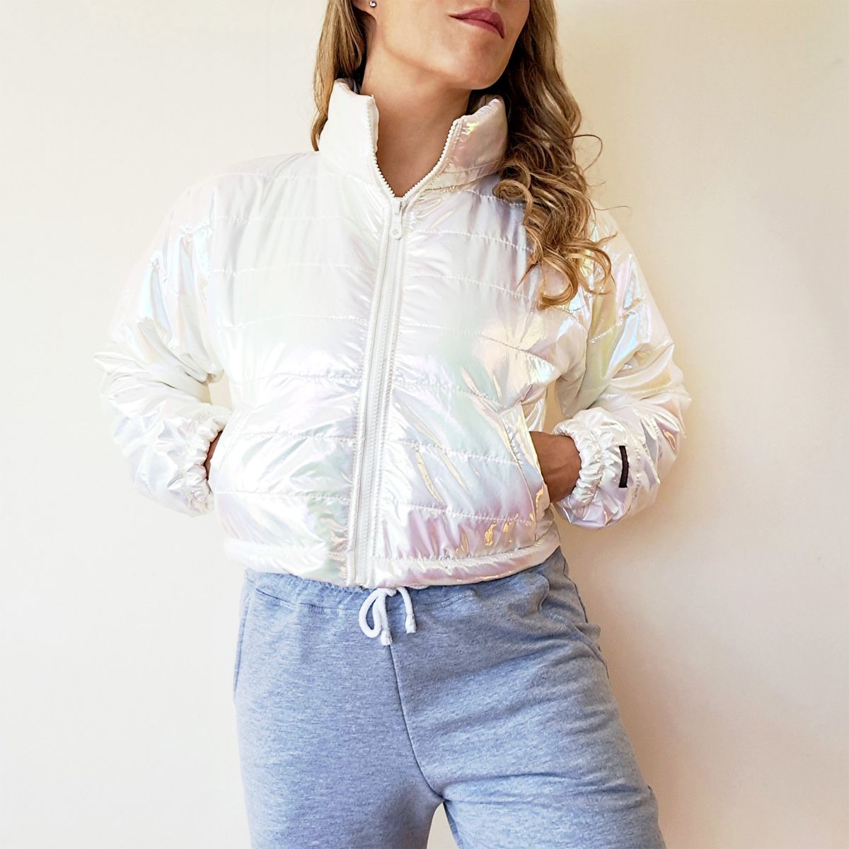 KINETIX - Casaca Kinetix Crop Puffer Perla Mujer