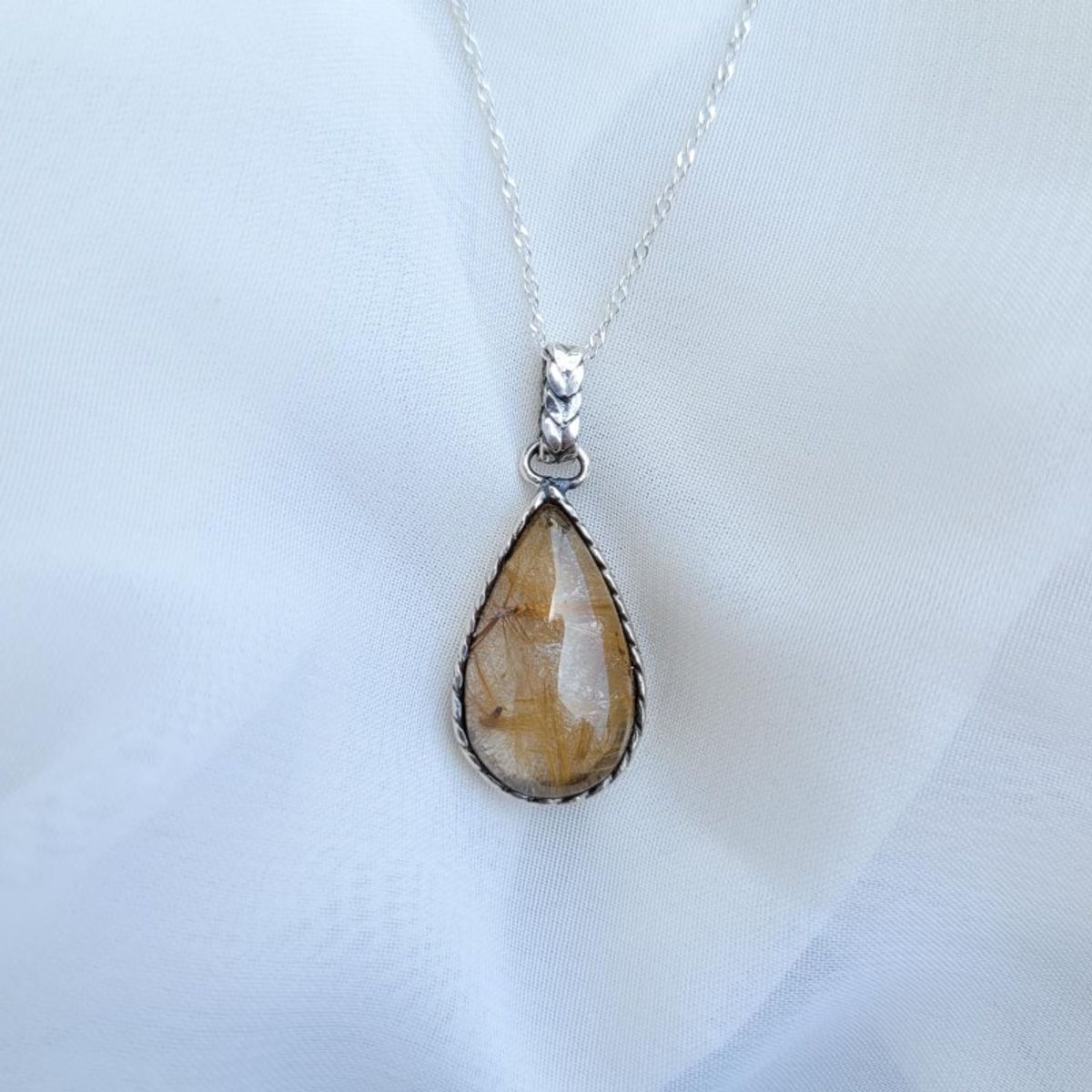 INTUERI - Collar Gota Cuarzo Rutilado - Pieza Unica