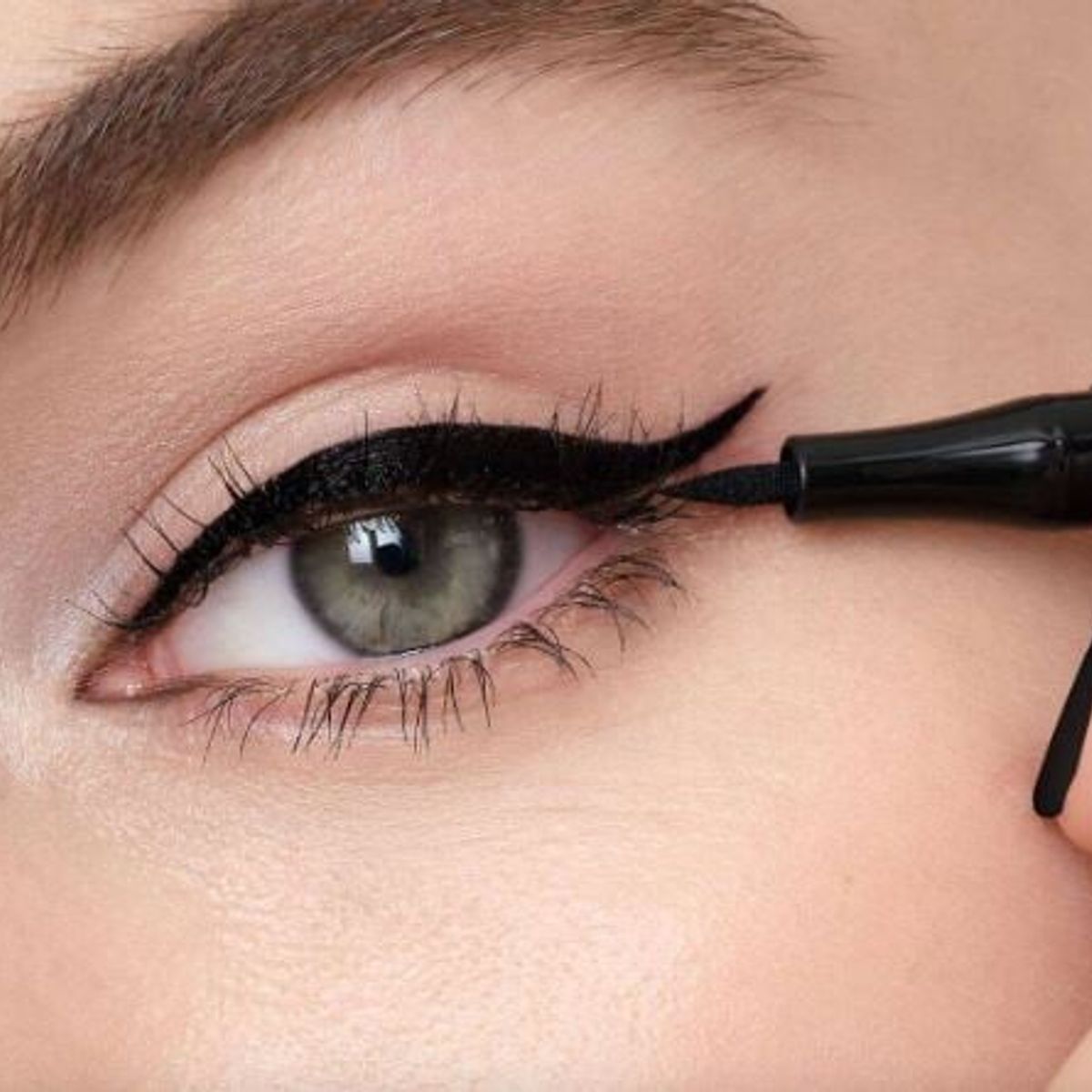 AVON - Delineador Líquido para Ojos color Blackest Black  24Hr Power Stay AVON