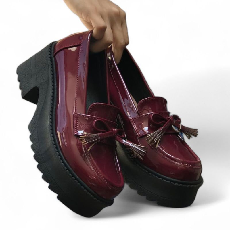 GENERICO - MOCASIN MUJER LAZO PLANTA 5 PLATAFORMA 3 1062L-52 COLOR VINO.-