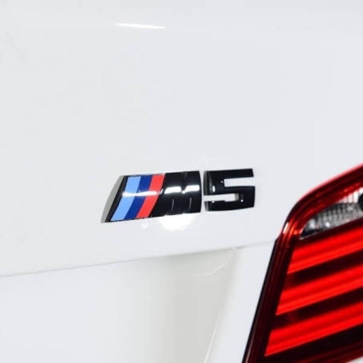 GENERICO - EMBLEMA POSTERIOR BMW M5 COLOR NEGRO