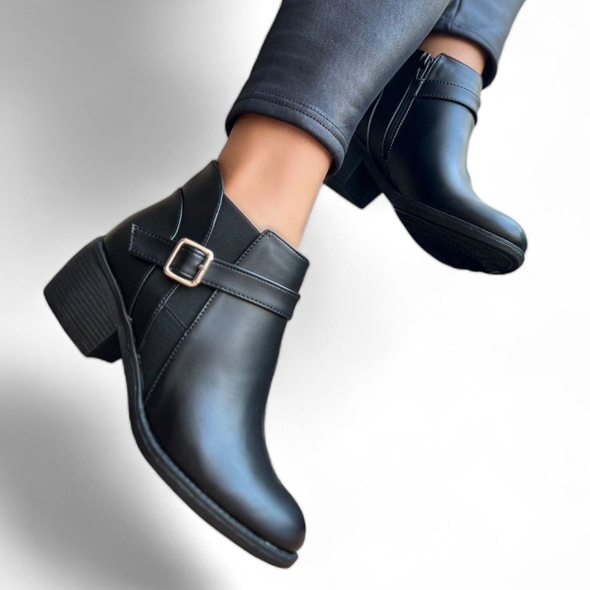 GENERICO - BOTIN MUJER CASUAL ELASTICO CORREA PUNTA 1062L-55 COLOR NEGRO.-