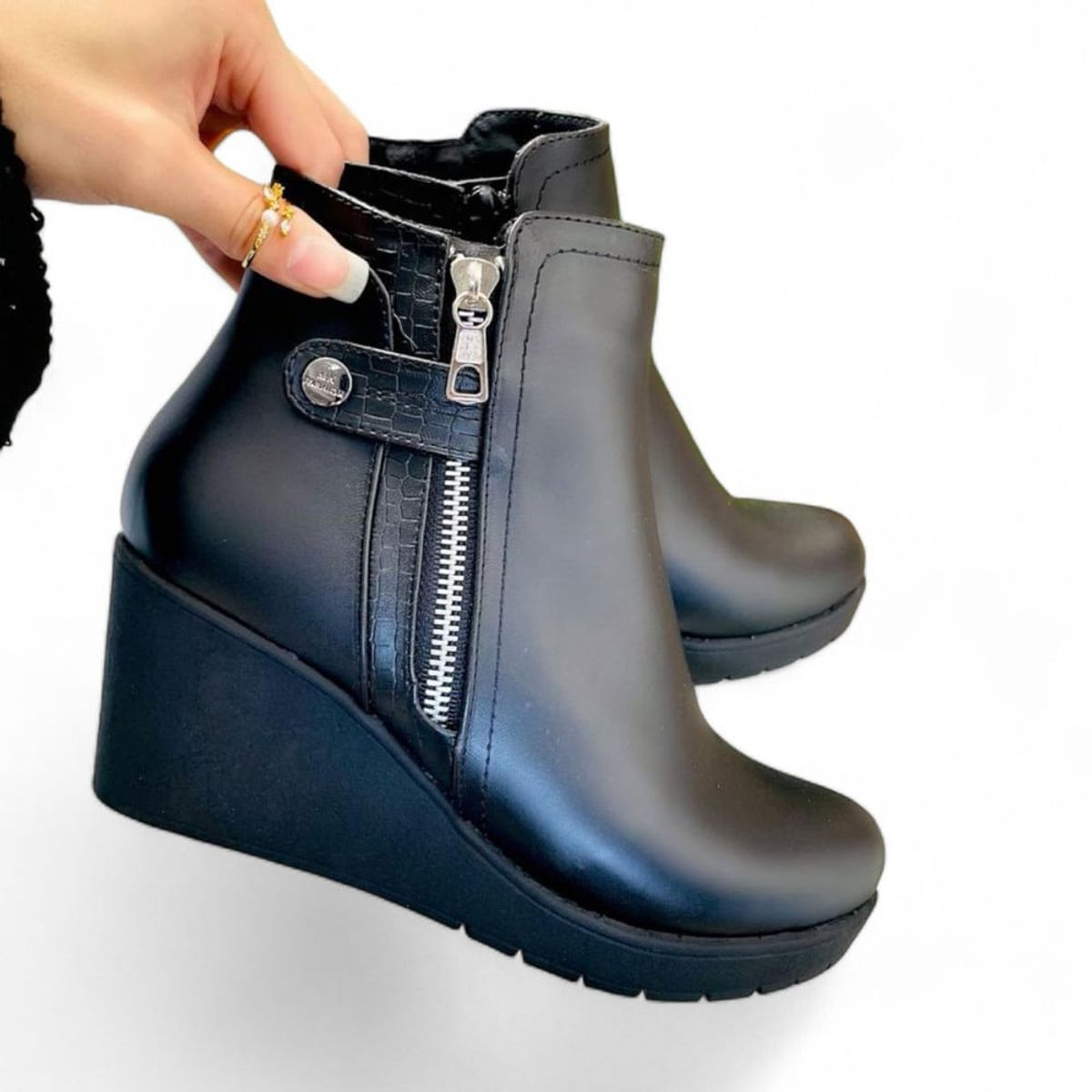 GENERICO - Bota Mujer Piel De Cocodrilo Taco Cuña Broche 2035L-55 Color Negro