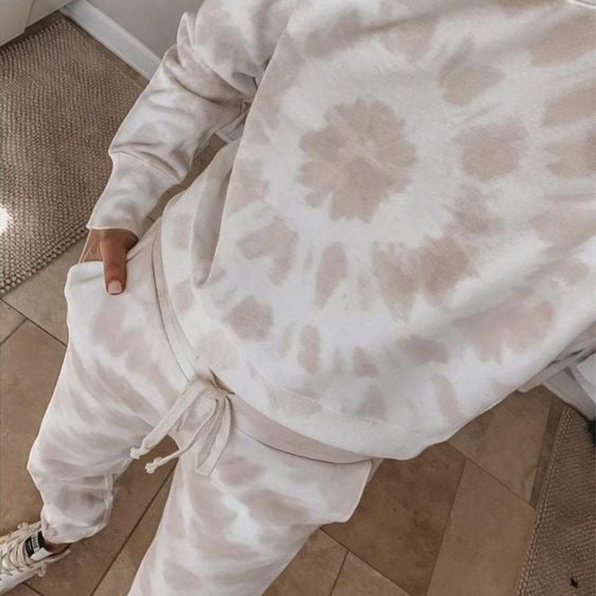 AMA OUTFITTERS - POLERA TYE DIE BEIGE