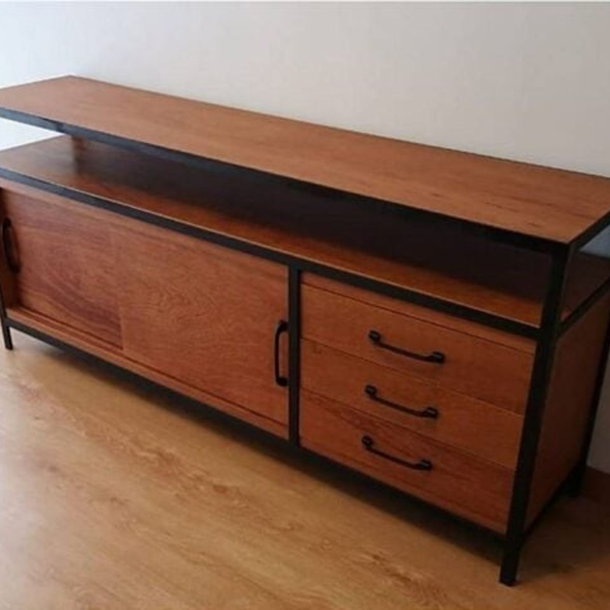 NACION MUEBLES - APARADOR ISAIAS COLOR CEDRO NM