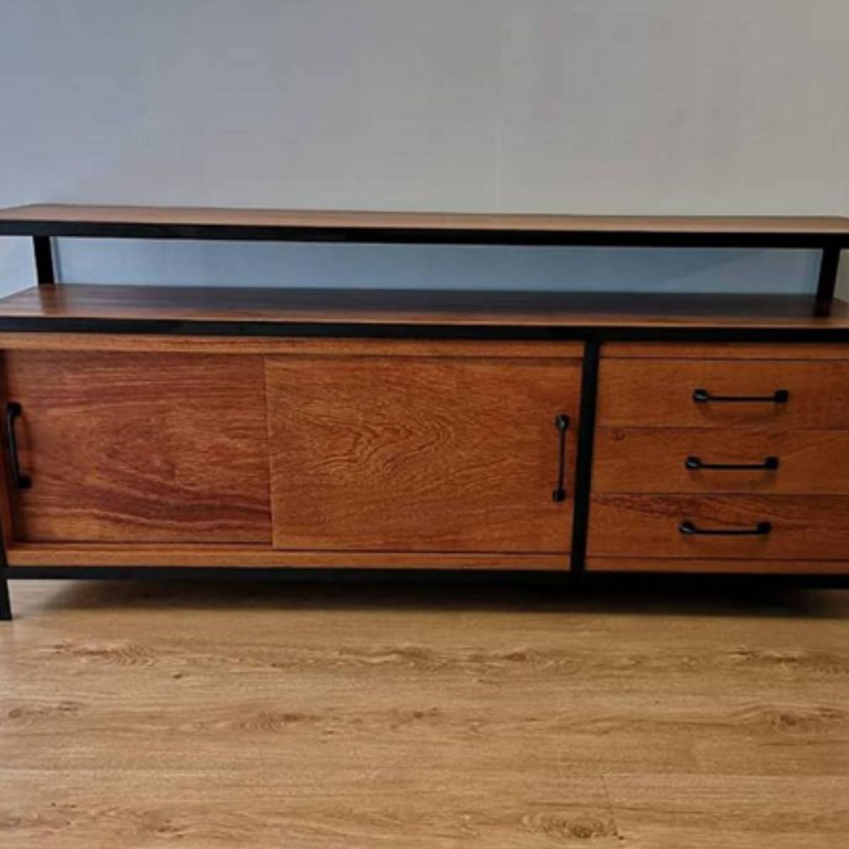 NACION MUEBLES - APARADOR ISAIAS COLOR CEDRO NM