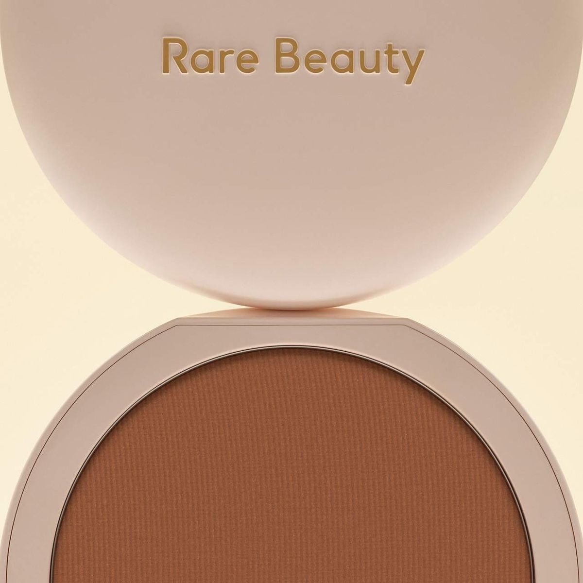 RARE BEAUTY - Polvo tono Color: Sand - medium  Maquillaje - Rare Beauty