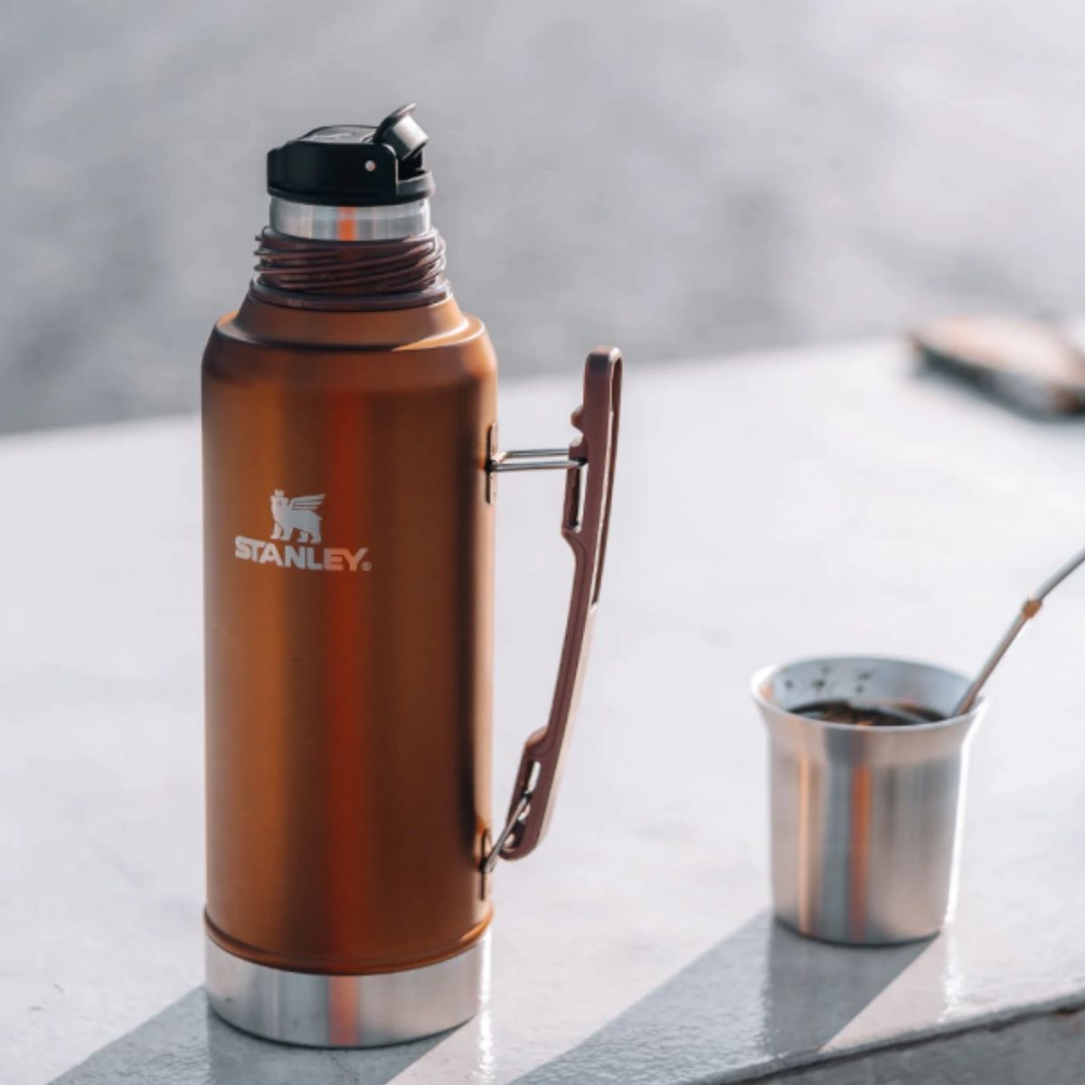STANLEY - Termo de Bebida Mate System Dorado Stanley 1.2 L + Bombilla Negro