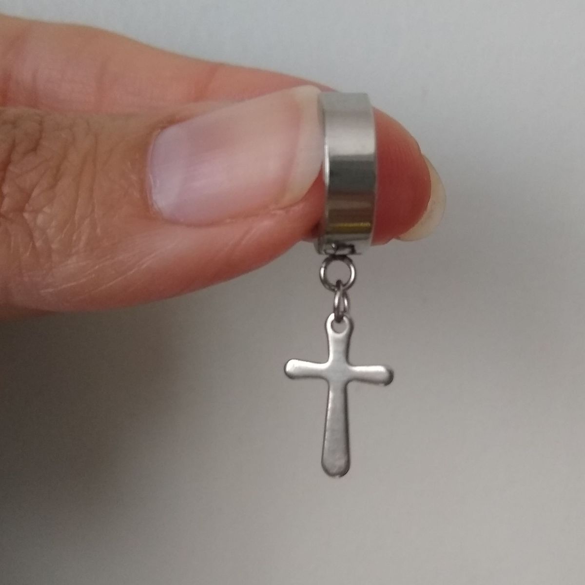 GENERICO - Arete piercing solitario colgante cruz plateado modelo delgado