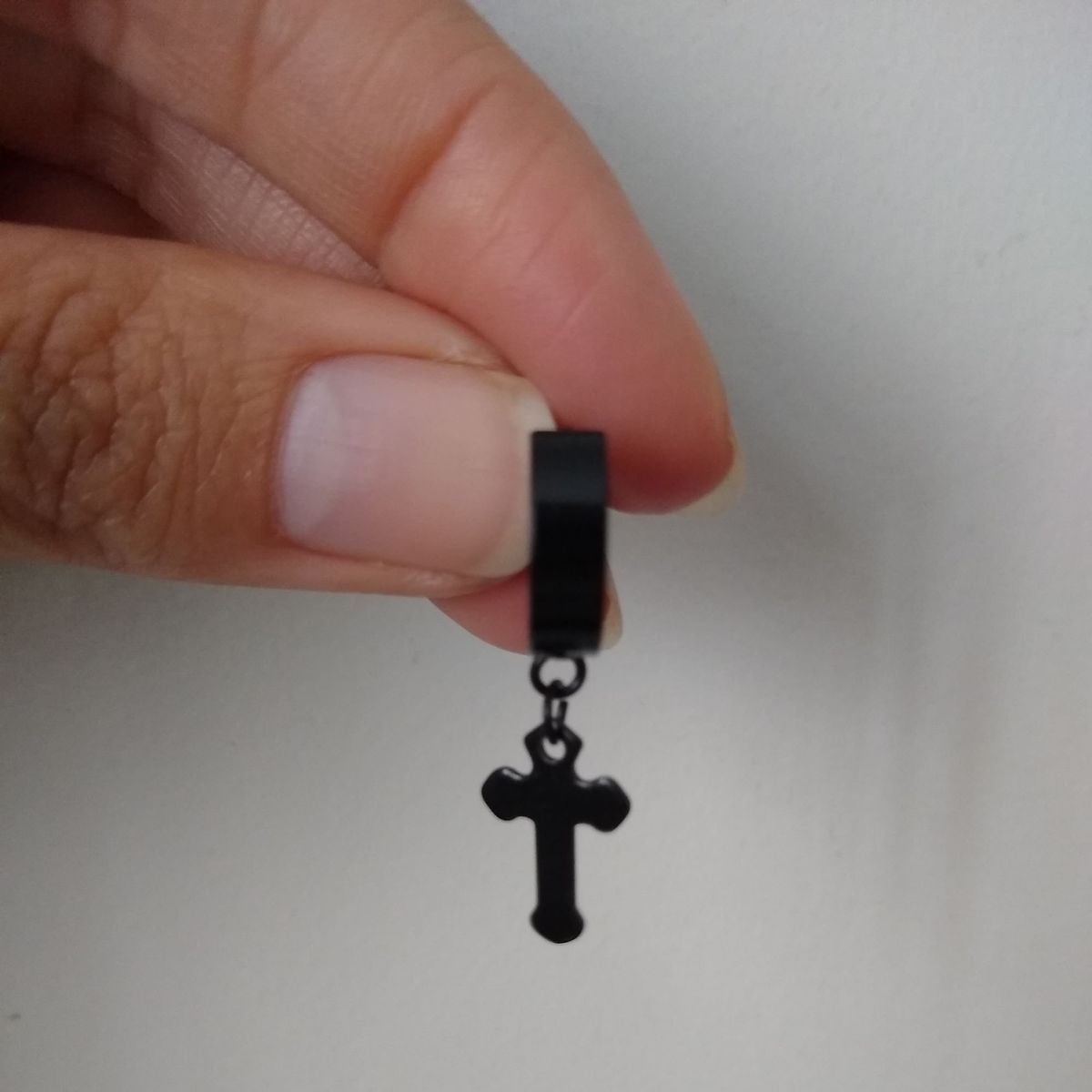 GENERICO - Arete piercing solitario colgante cruz negro modelo ondeado