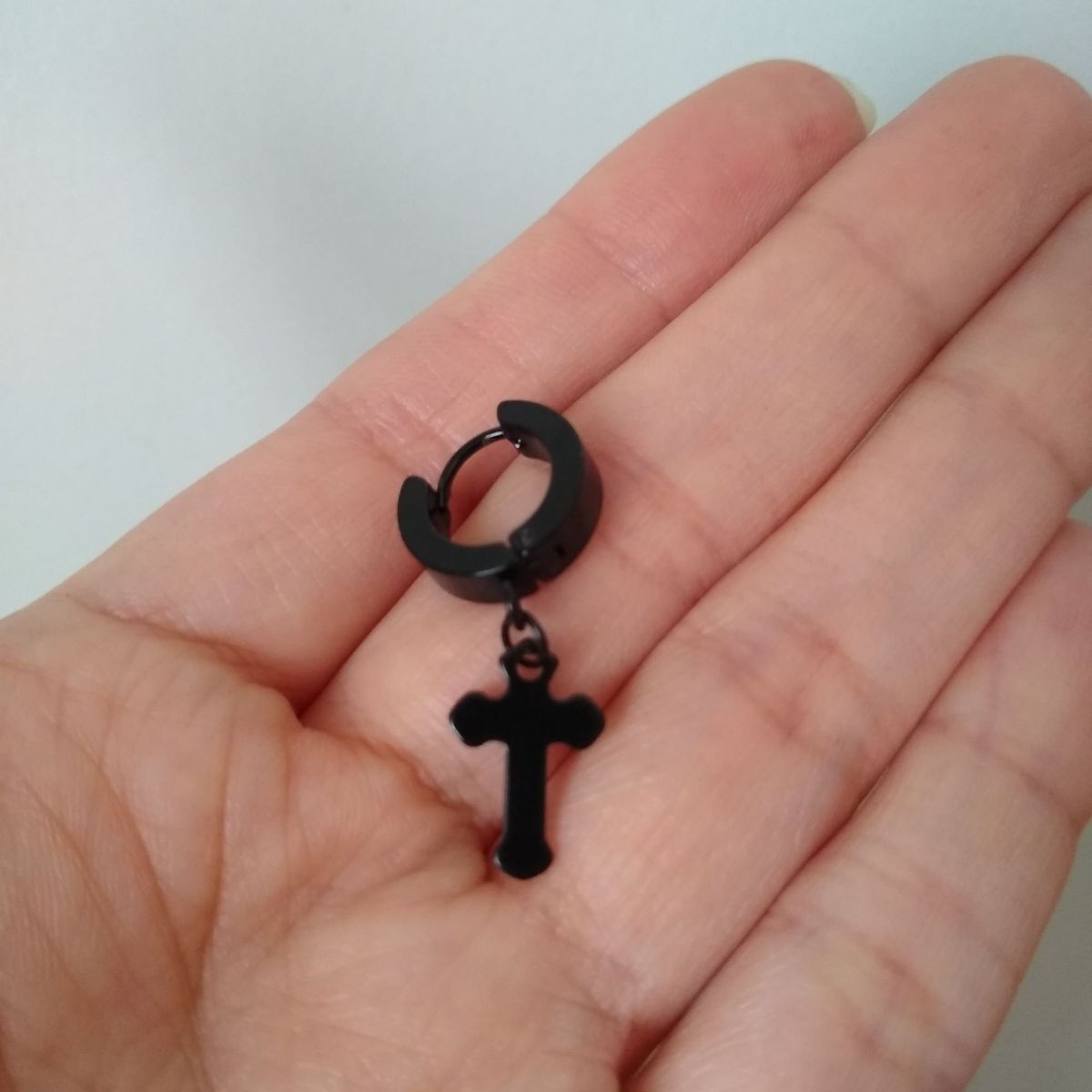 GENERICO - Arete piercing solitario colgante cruz negro modelo ondeado