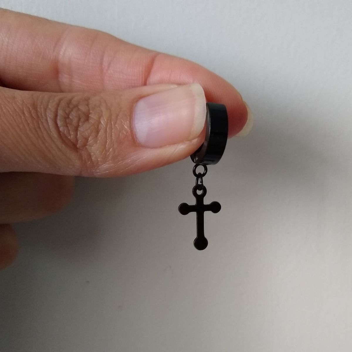 GENERICO - Arete piercing solitario colgante cruz negro modelo delgado