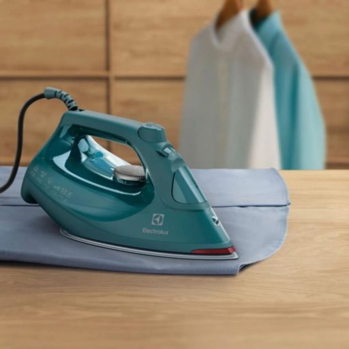 ELECTROLUX - Plancha de Ropa a Vapor y Seco Electrolux Experience ESI80