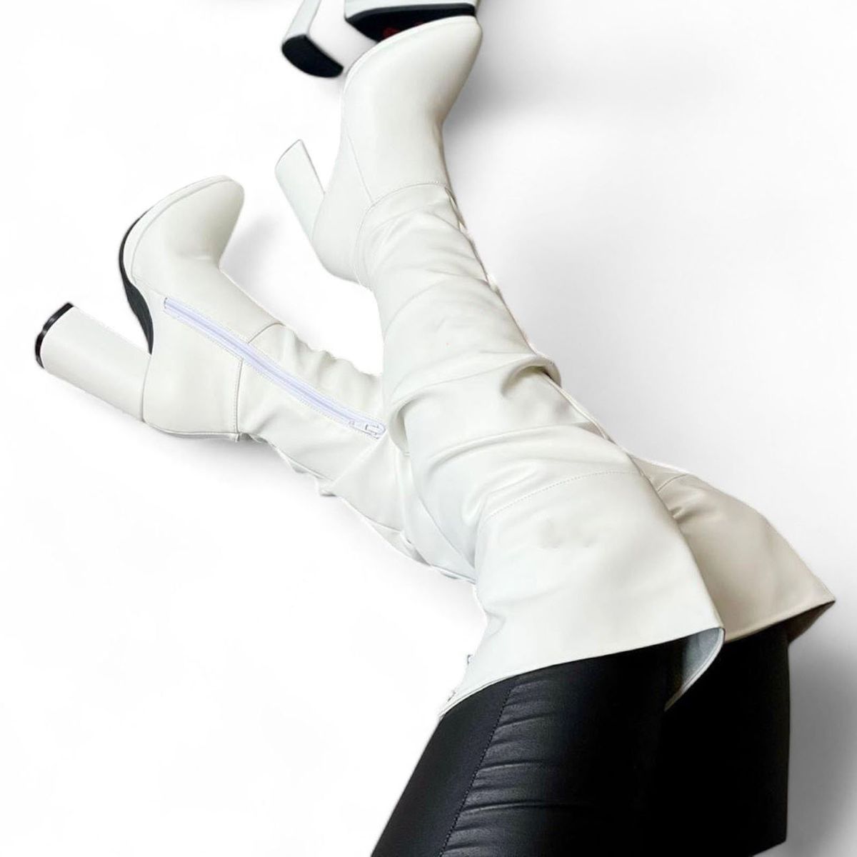 GENERICO - Bota Mujer Fashion Corrugado Taco Cuadrado 10 1299P-95 Color Blanco