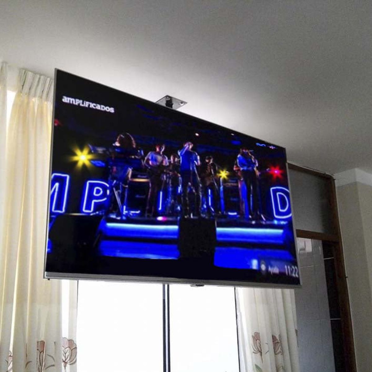 RACK SOLUTION - RACK TECHO ALTO PARA TV DE 60” A 65”