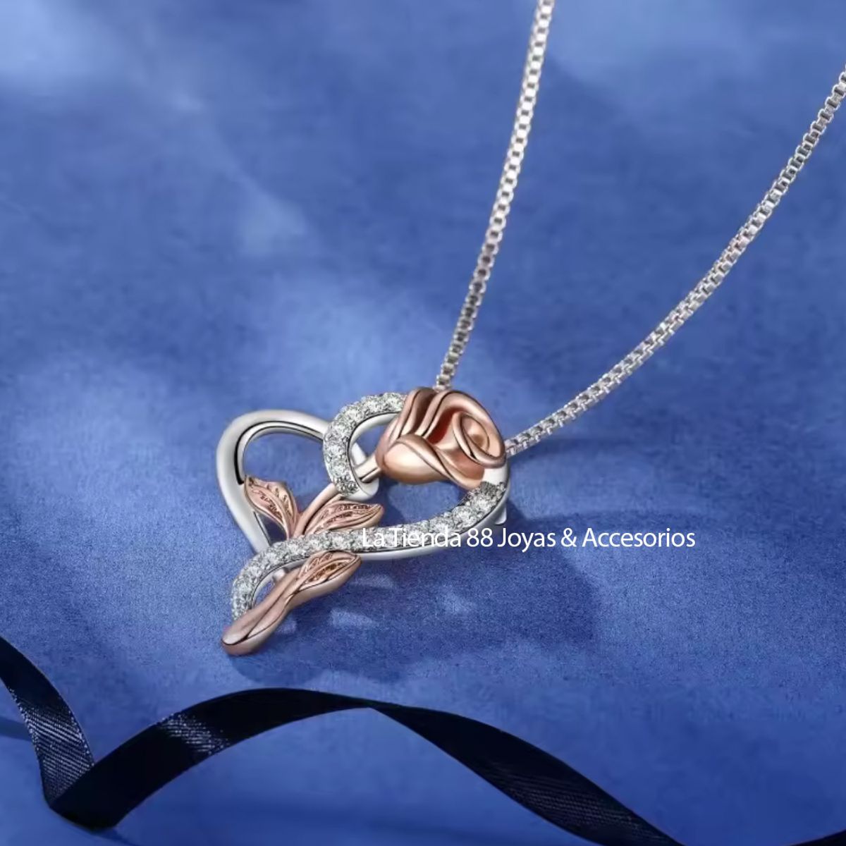 LA TIENDA 88 JOYAS Y ACCESORIOS - La Tienda 88 - Collar Mujer Rosa Bañado en Oro de 18k - Blanco