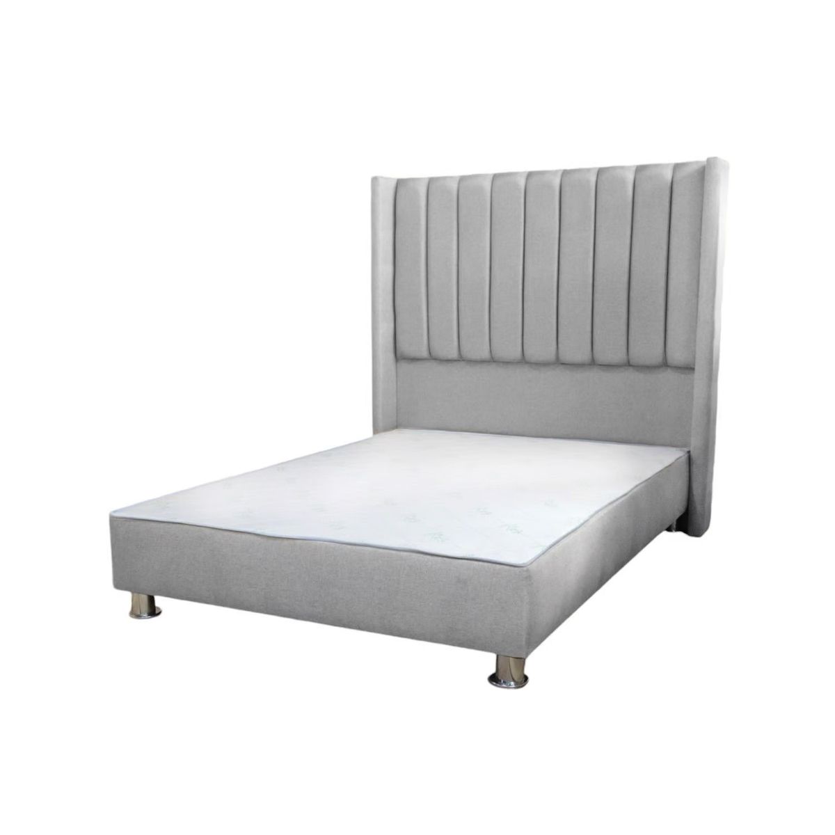 MUEBLES MACRUMO - Cama tapizada Barcelona 2 Plz color Gris plata