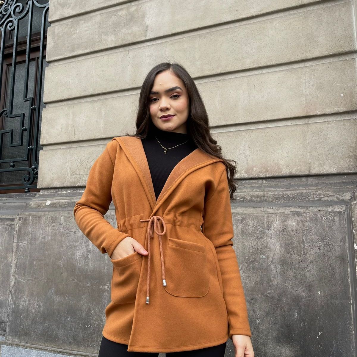 ALLEZ COLLECTION - CAPA CON CAPUCHA  VERSATIL PARA MUJER