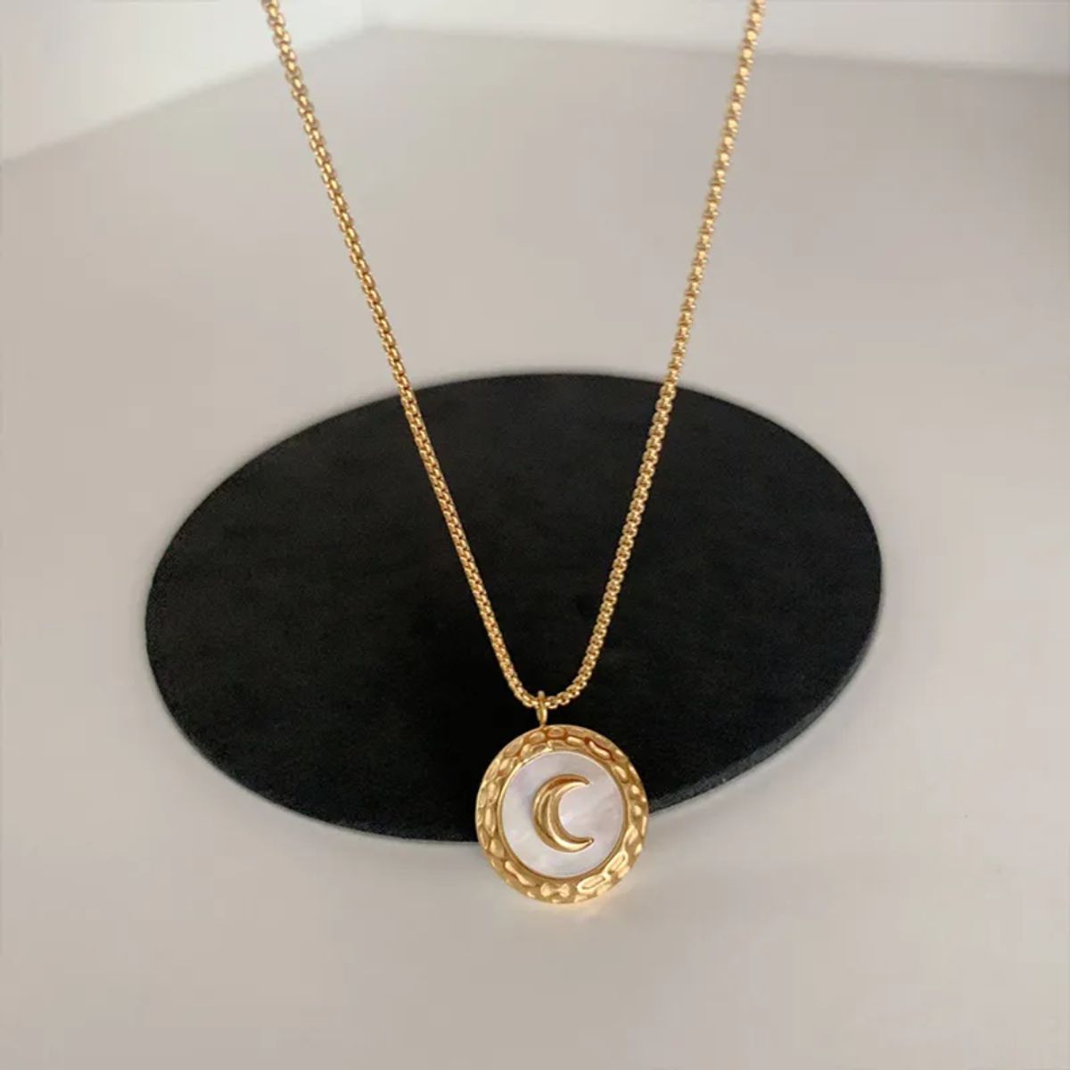 GENERICO - Collar para Mujer con Colgante de Luna y Detalles de Cascarón