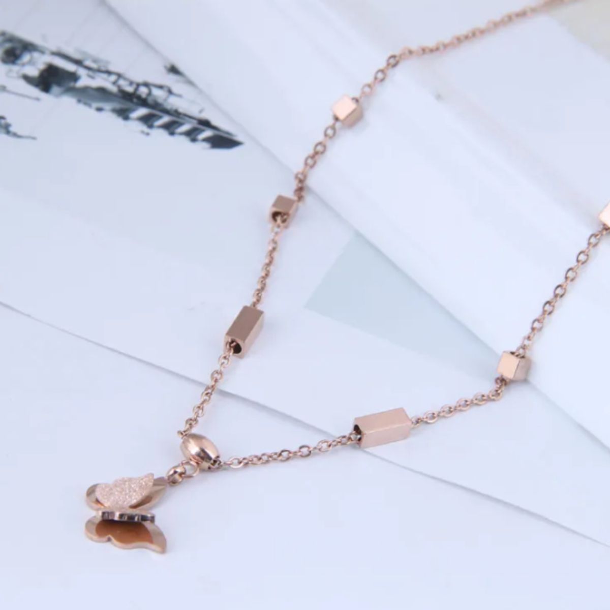 GENERICO - Collar para Mujer de Mariposa en Acero de Titanio de Una Sola Capa