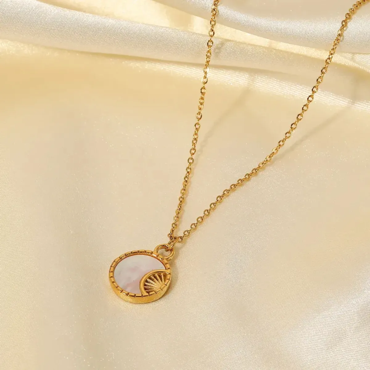 GENERICO - Collar para Mujer con Diseño de Luna y Sol en Acero Inoxidable