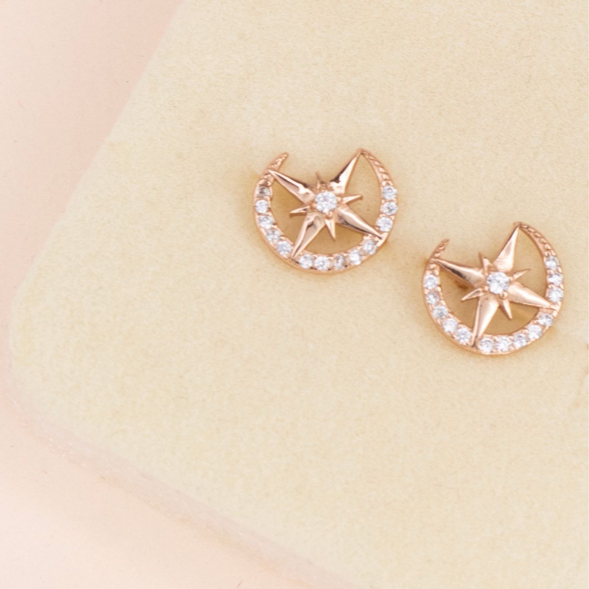 CLEO JOYAS & ACCESORIOS - Arete luna oro rosa con estrella_.