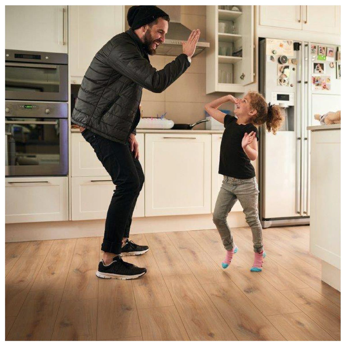 BALEXPO - Piso Laminado Hidrófugo Golden Vista Oak 8mm AC5 Biselado Caja 2.26044 m2