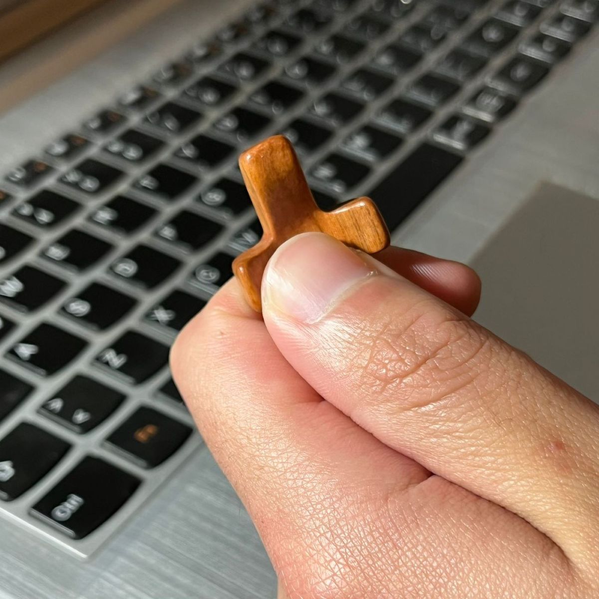 SANTORAL - Cruz de Mano en Madera de Nogal