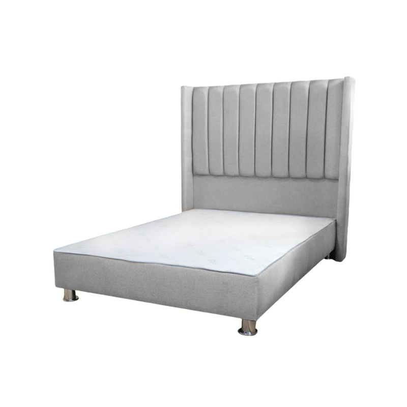MUEBLES MACRUMO - Cama tapizada Barcelona Brazo Recto - Queen - color beige
