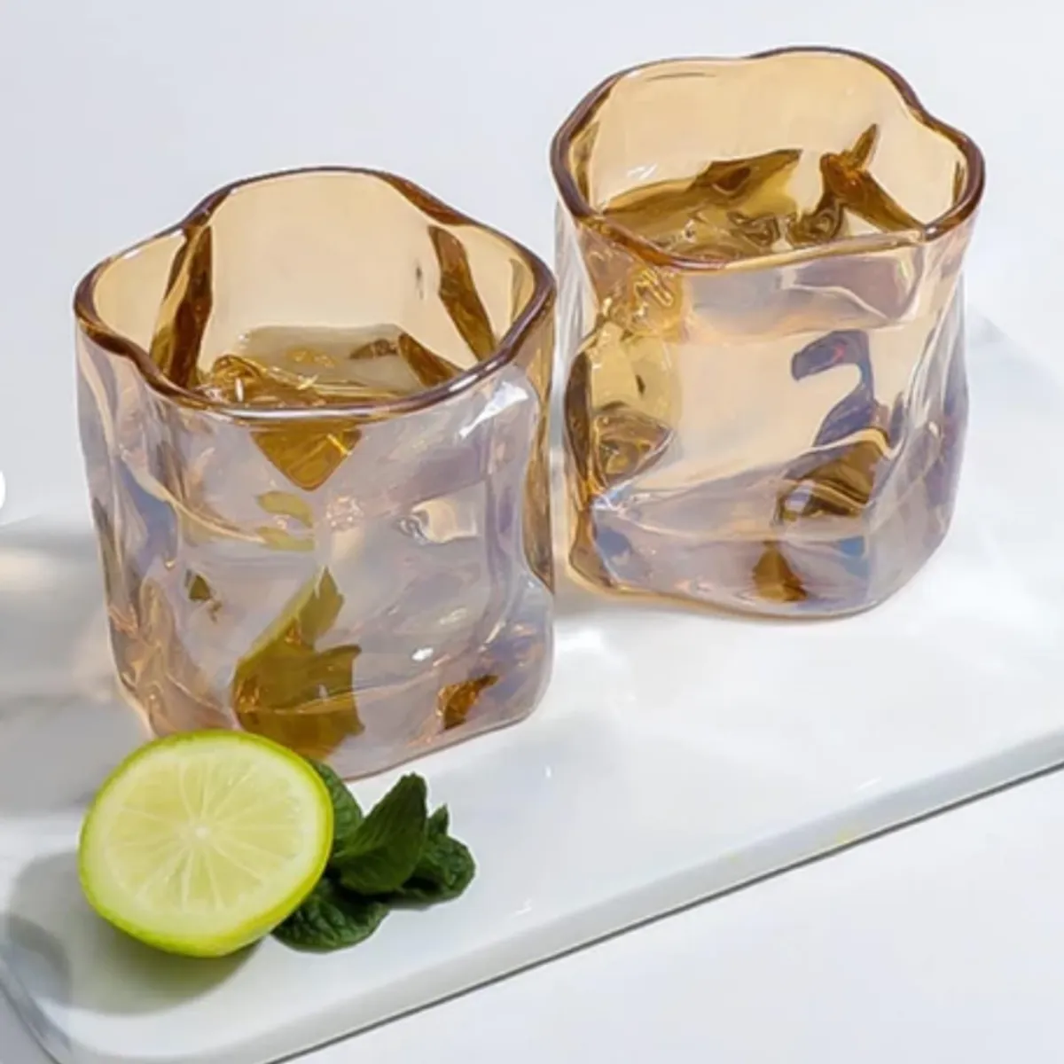 GENERICO - Set Moderno Jarra y 6 Vasos Curvos en  Dorado Translucido